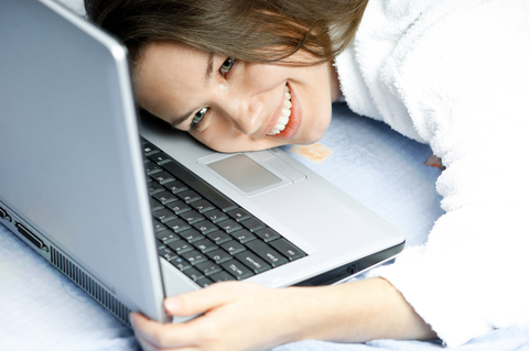 Lycklig kvinna med dator